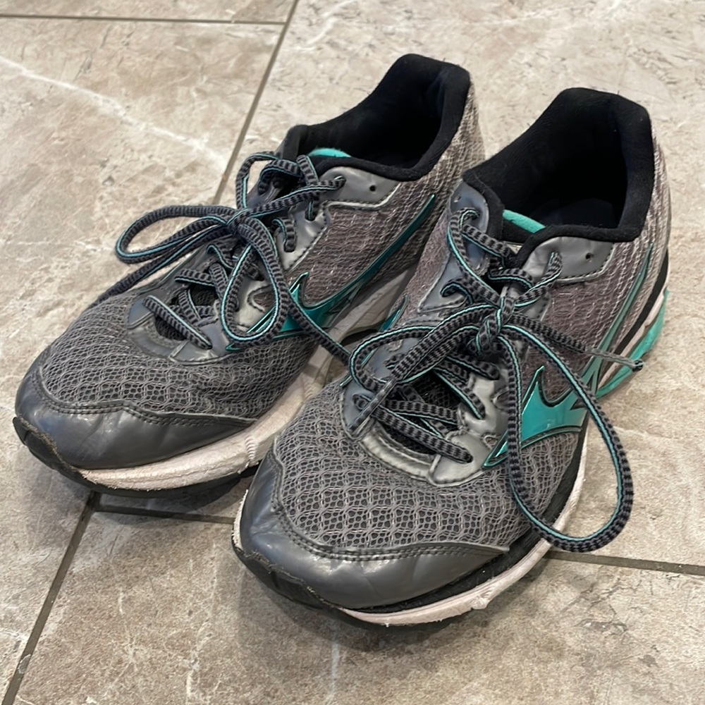 Mizuno Women’s Sneakers, 7.5 Wave Rider 19 Running Shoe